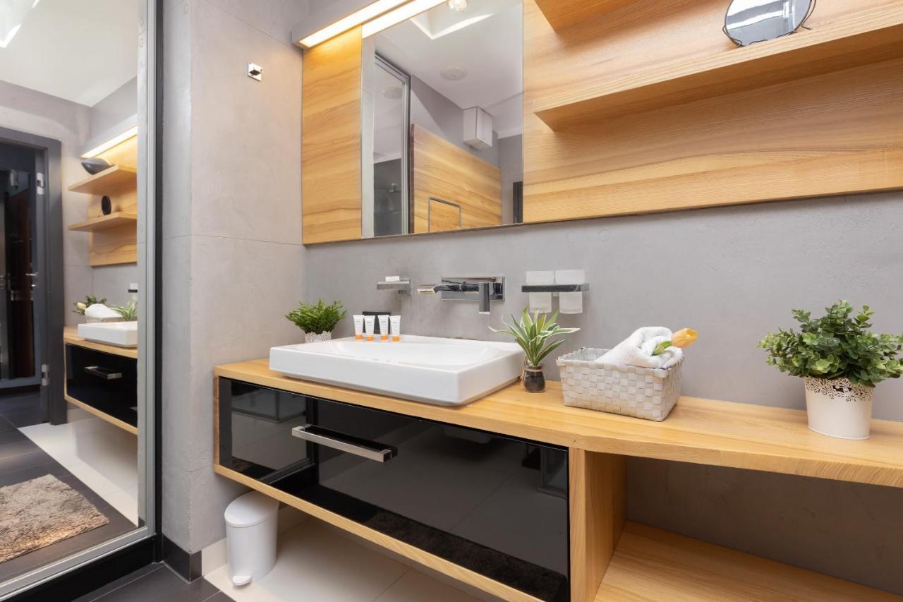 Warsaw Srodmiescie Riverside Three-Bedroom Apartment By Renters Extérieur photo
